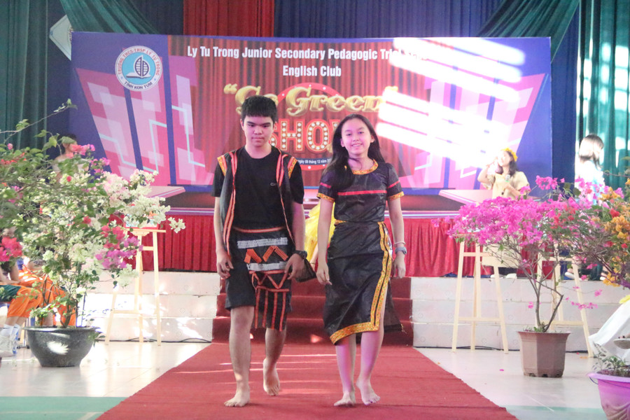 Học sinh tự tin trình diễn trang phục truyền thống của người DTTS. Học sinh tự tin trình diễn trang phục truyền thống của người DTTS.