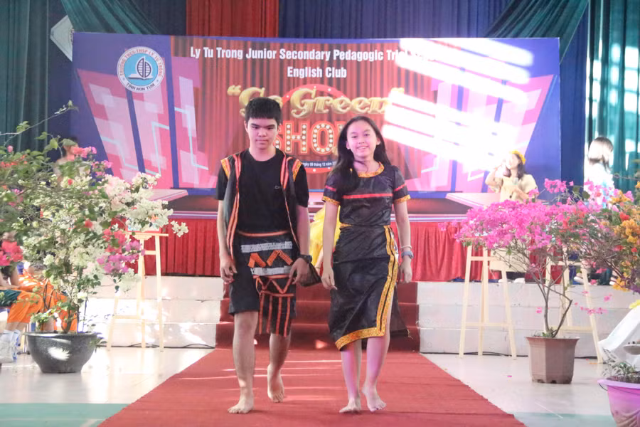 Học sinh tự tin trình diễn trang phục truyền thống của người DTTS.