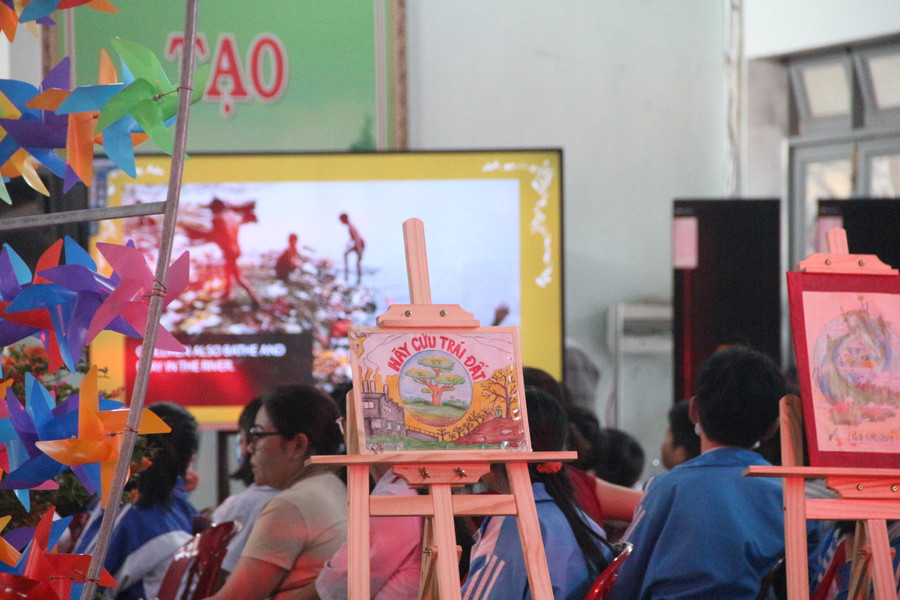 Bức tranh được học sinh vẽ với thông điệp "Hãy cứu trái đất". Bức tranh được học sinh vẽ với thông điệp "Hãy cứu trái đất".