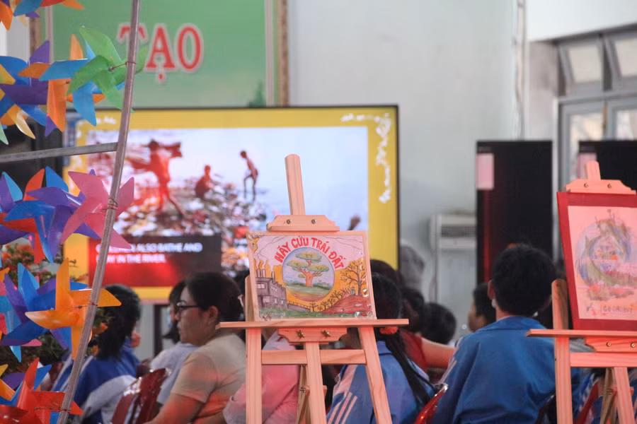 Bức tranh được học sinh vẽ với thông điệp "Hãy cứu trái đất".