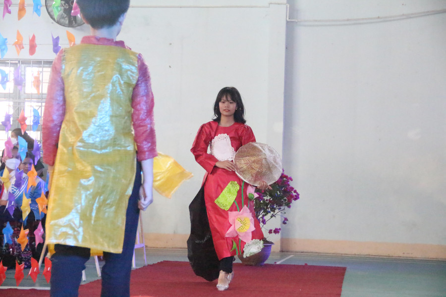 Những bộ áo dài thướt tha được học sinh thiết kế từ nilon, giấy... Những bộ áo dài thướt tha được học sinh thiết kế từ nilon, giấy...
