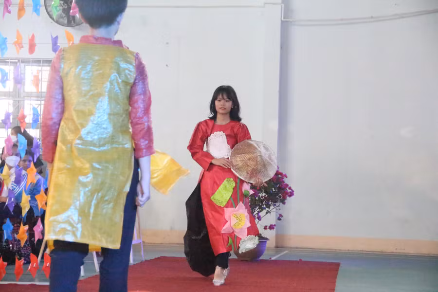 Những bộ áo dài thướt tha được học sinh thiết kế từ nilon, giấy...