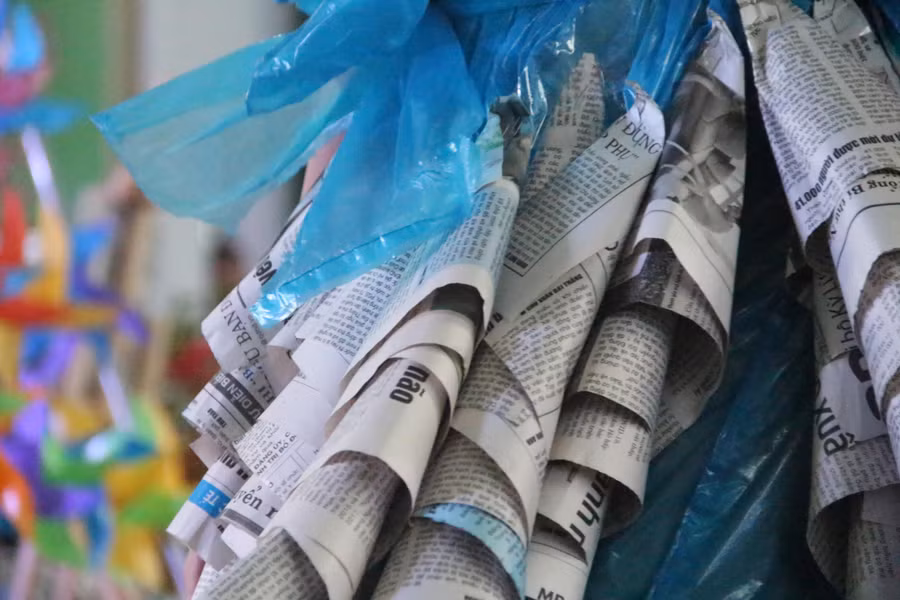 Những tờ giấy báo được học sinh khéo léo "biến hoá" thành chiếc váy độc đáo, ấn tượng.