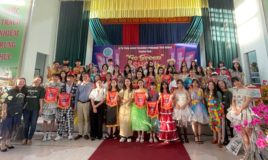 Chương trình thu hút đông đảo học sinh, giáo viên và phụ huynh tham gia. Chương trình thu hút đông đảo học sinh, giáo viên và phụ huynh tham gia.