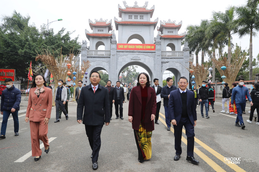 Quyền Chủ tịch nước Võ Thị Ánh Xuân, Chủ tịch Hội Liên hiệp Phụ nữ Việt Nam Hà Thị Nga, Phó Bí thư Thành ủy Hà Nội Nguyễn Thị Tuyến, Bí thư Tỉnh ủy Vĩnh Phúc Hoàng Thị Thúy Lan cùng các đồng chí lãnh đạo, nguyên lãnh đạo Đảng, Nhà nước, thành phố Hà Nội và tỉnh Vĩnh Phúc đã tham dự buổi lễ.