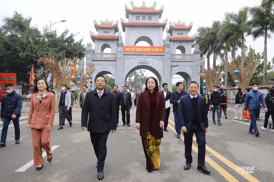 Quyền Chủ tịch nước Võ Thị Ánh Xuân, Chủ tịch Hội Liên hiệp Phụ nữ Việt Nam Hà Thị Nga, Phó Bí thư Thành ủy Hà Nội Nguyễn Thị Tuyến, Bí thư Tỉnh ủy Vĩnh Phúc Hoàng Thị Thúy Lan cùng các đồng chí lãnh đạo, nguyên lãnh đạo Đảng, Nhà nước, thành phố Hà Nội và tỉnh Vĩnh Phúc đã tham dự buổi lễ.