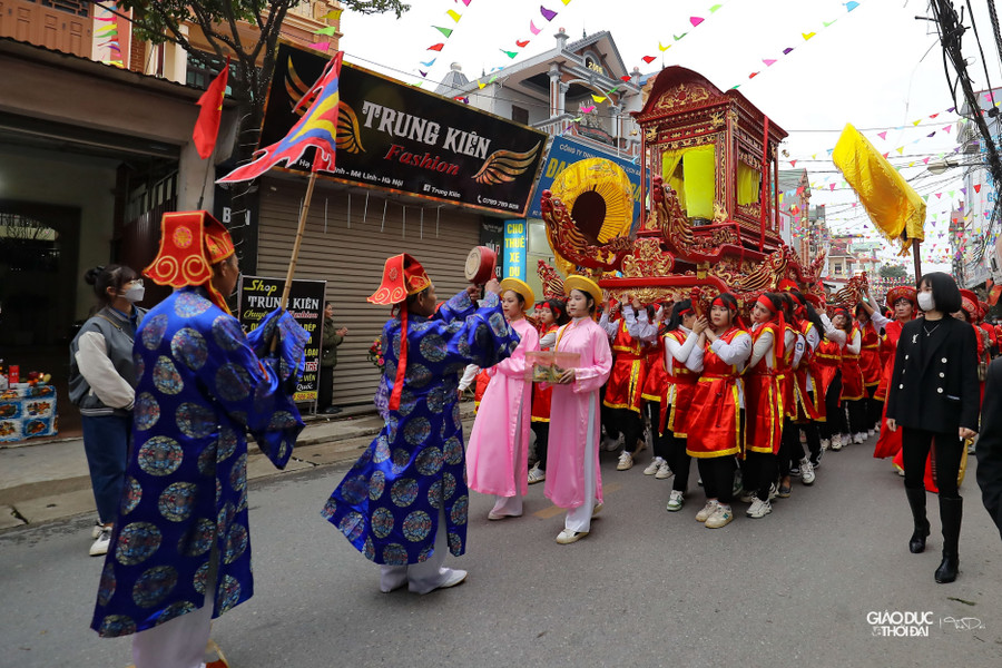 Lễ hội Đền thờ Hai Bà Trưng gồm hai phần: Phần lễ là hoạt động dâng hương, mít tinh kỷ niệm ngày Hai Bà Trưng tế cờ khởi nghĩa và tế lễ theo nghi thức truyền thống.