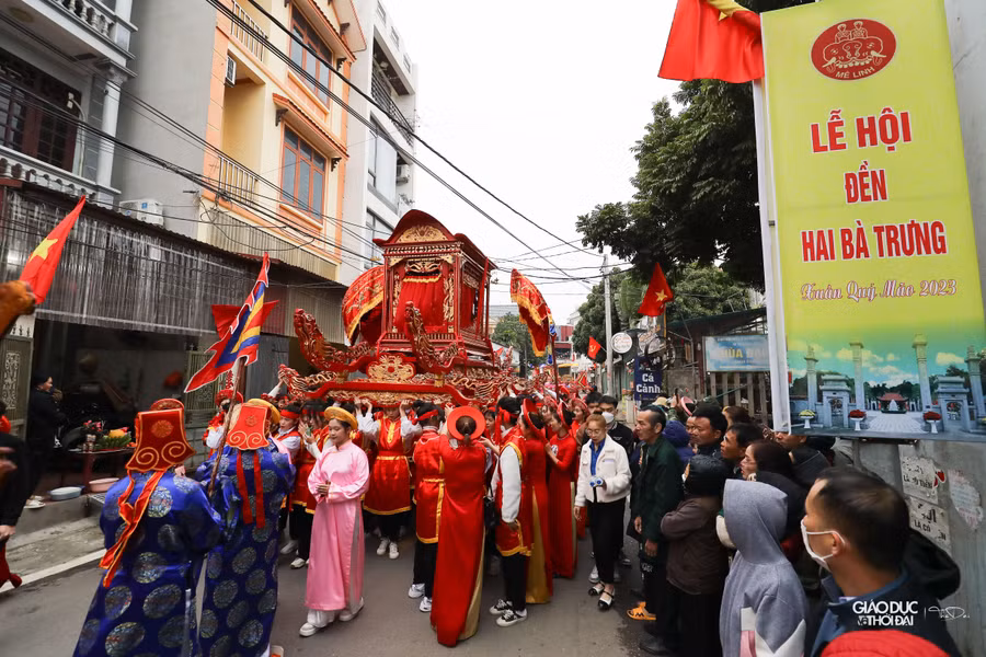 Lễ hội Đền thờ Hai Bà Trưng gồm hai phần: Phần lễ là hoạt động dâng hương, mít tinh kỷ niệm ngày Hai Bà Trưng tế cờ khởi nghĩa và tế lễ theo nghi thức truyền thống.