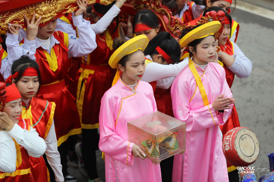 Sáng mùng 6 tháng Giêng, người dân Mê Linh tổ chức rước kiệu Hai Bà, kiệu Thành hoàng làng Hạ Lôi và kiệu Thánh Cốt Tung - một danh tướng của Hùng Duệ Vương được thờ tại làng Hạ Lôi.