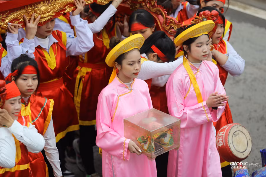 Sáng mùng 6 tháng Giêng, người dân Mê Linh tổ chức rước kiệu Hai Bà, kiệu Thành hoàng làng Hạ Lôi và kiệu Thánh Cốt Tung - một danh tướng của Hùng Duệ Vương được thờ tại làng Hạ Lôi.