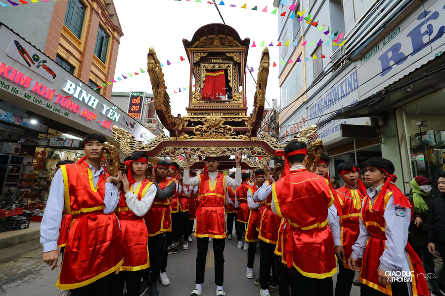 Lễ hội Đền thờ Hai Bà Trưng gồm hai phần: Phần lễ là hoạt động dâng hương, mít tinh kỷ niệm ngày Hai Bà Trưng tế cờ khởi nghĩa và tế lễ theo nghi thức truyền thống.