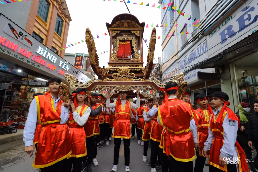 Lễ hội Đền thờ Hai Bà Trưng gồm hai phần: Phần lễ là hoạt động dâng hương, mít tinh kỷ niệm ngày Hai Bà Trưng tế cờ khởi nghĩa và tế lễ theo nghi thức truyền thống.