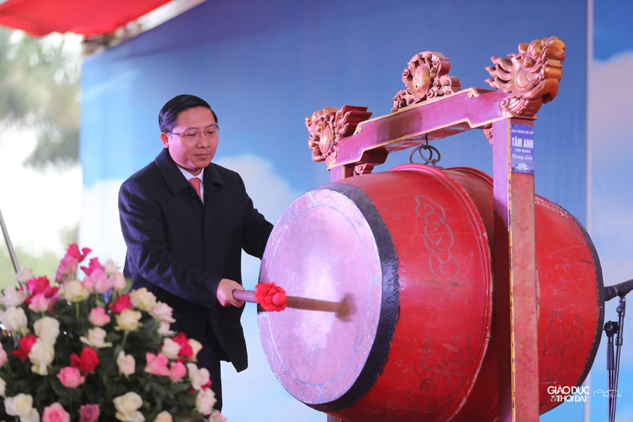 Bí thư Huyện ủy Mê Linh Nguyễn Thanh Liêm đánh trống khai hội.