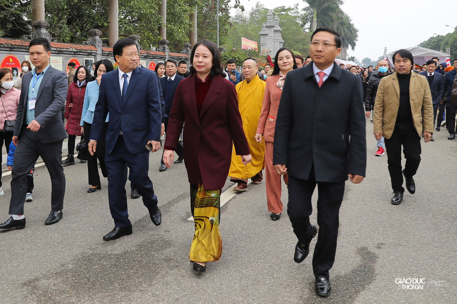 Quyền Chủ tịch nước Võ Thị Ánh Xuân và các đại biểu tham quan khuôn viên Khu Di tích Quốc gia đặc biệt đền Hai Bà Trưng, huyện Mê Linh, Hà Nội.