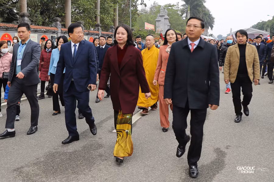 Quyền Chủ tịch nước Võ Thị Ánh Xuân và các đại biểu tham quan khuôn viên Khu Di tích Quốc gia đặc biệt đền Hai Bà Trưng, huyện Mê Linh, Hà Nội.