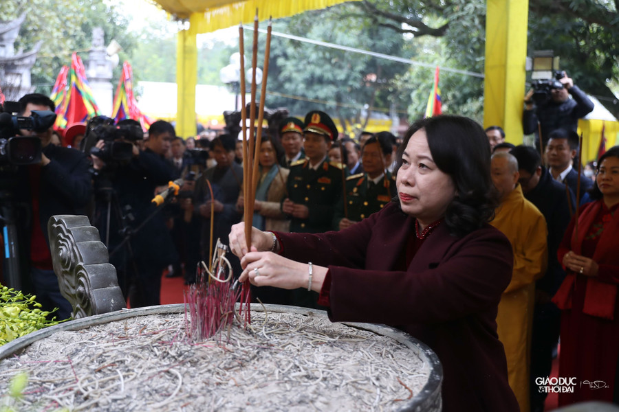 Quyền Chủ tịch nước Võ Thị Ánh Xuân và các đại biểu dâng hương tại đền Hai Bà Trưng.