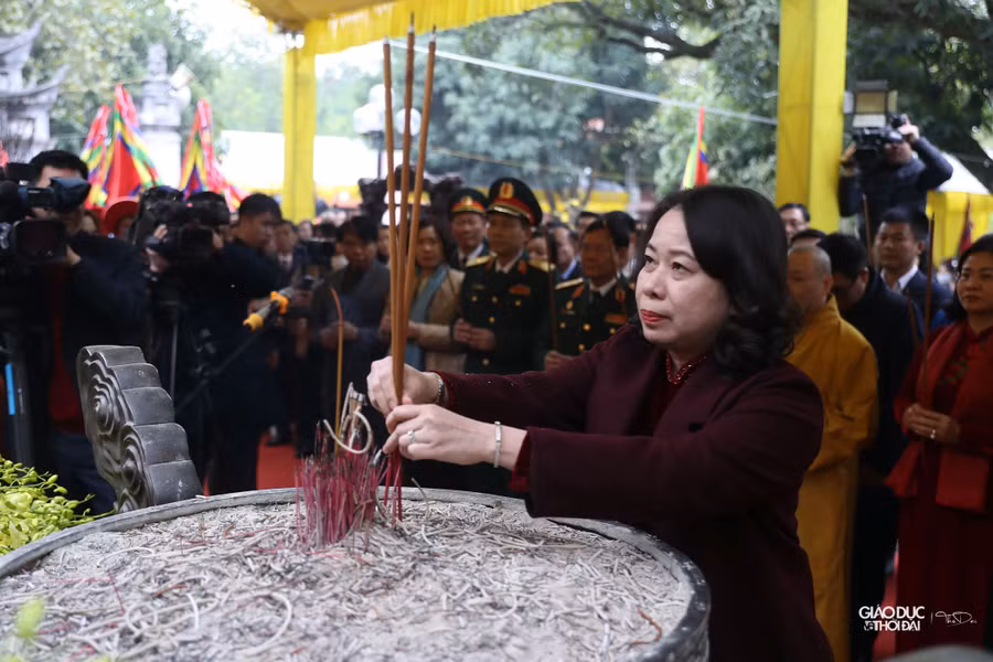 Quyền Chủ tịch nước Võ Thị Ánh Xuân và các đại biểu dâng hương tại đền Hai Bà Trưng.