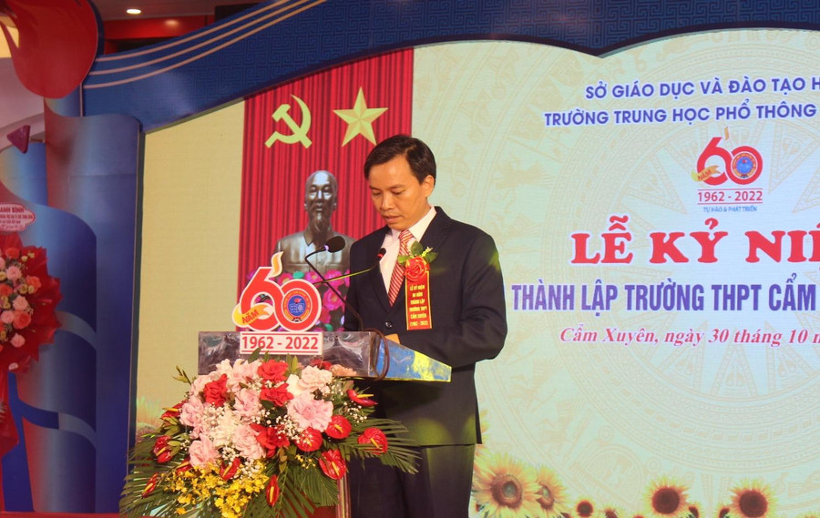 Thầy giáo Võ Hữu Hà, Hiệu trưởng trường THPT Cẩm Xuyên phát biểu tại lễ khai mạc. Thầy giáo Võ Hữu Hà, Hiệu trưởng trường THPT Cẩm Xuyên phát biểu tại lễ khai mạc.