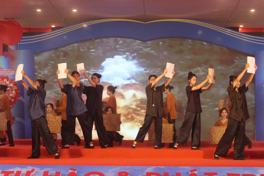 Trường THPT Cẩm Xuyên được thành lập năm 1962 với tên gọi Trường Phổ thông cấp 3 Cẩm Xuyên, đây là 1 trong 5 ngôi trường đầu tiên của Hà Tĩnh. Trường THPT Cẩm Xuyên được thành lập năm 1962 với tên gọi Trường Phổ thông cấp 3 Cẩm Xuyên, đây là 1 trong 5 ngôi trường đầu tiên của Hà Tĩnh.