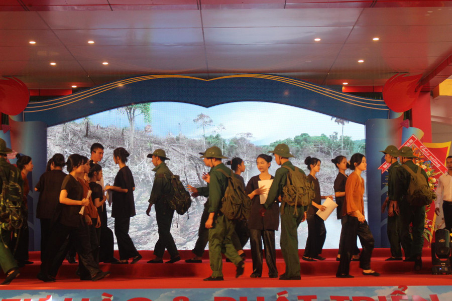 Vượt qua những khó khăn, thử thách do chiến tranh nhà trường vẫn duy trì nền nếp học tập kể cả thời kì phải sơ tán, luôn giữ vững chất lượng dạy và học. Vượt qua những khó khăn, thử thách do chiến tranh nhà trường vẫn duy trì nền nếp học tập kể cả thời kì phải sơ tán, luôn giữ vững chất lượng dạy và học.