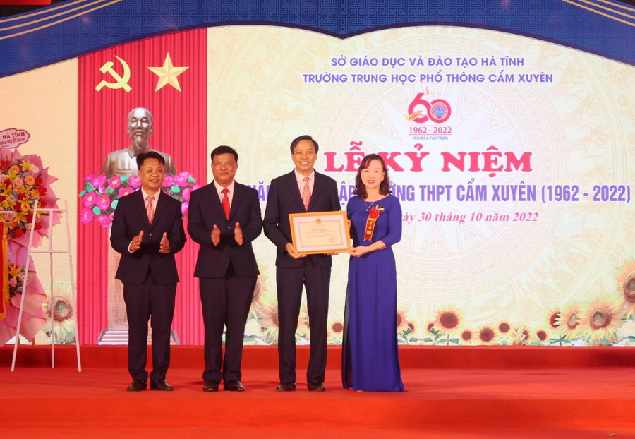 Thừa ủy quyền, lãnh đạo Sở GD&ĐT Hà Tĩnh trao bằng khen Bộ GD&ĐT cho trường THPT Cẩm Xuyên. Thừa ủy quyền, lãnh đạo Sở GD&ĐT Hà Tĩnh trao bằng khen Bộ GD&ĐT cho trường THPT Cẩm Xuyên.