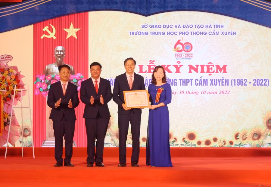 Thừa ủy quyền, lãnh đạo Sở GD&amp;ĐT Hà Tĩnh trao bằng khen Bộ GD&amp;ĐT cho trường THPT Cẩm Xuyên.