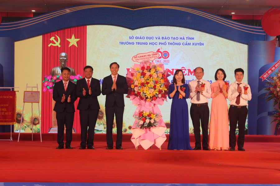 Sở GD&ĐT Hà Tĩnh tặng hoa chúc mừng trường THPT Cẩm Xuyên nhân dịp Kỷ niệm 60 năm ngày thành lập trường. Sở GD&ĐT Hà Tĩnh tặng hoa chúc mừng trường THPT Cẩm Xuyên nhân dịp Kỷ niệm 60 năm ngày thành lập trường.