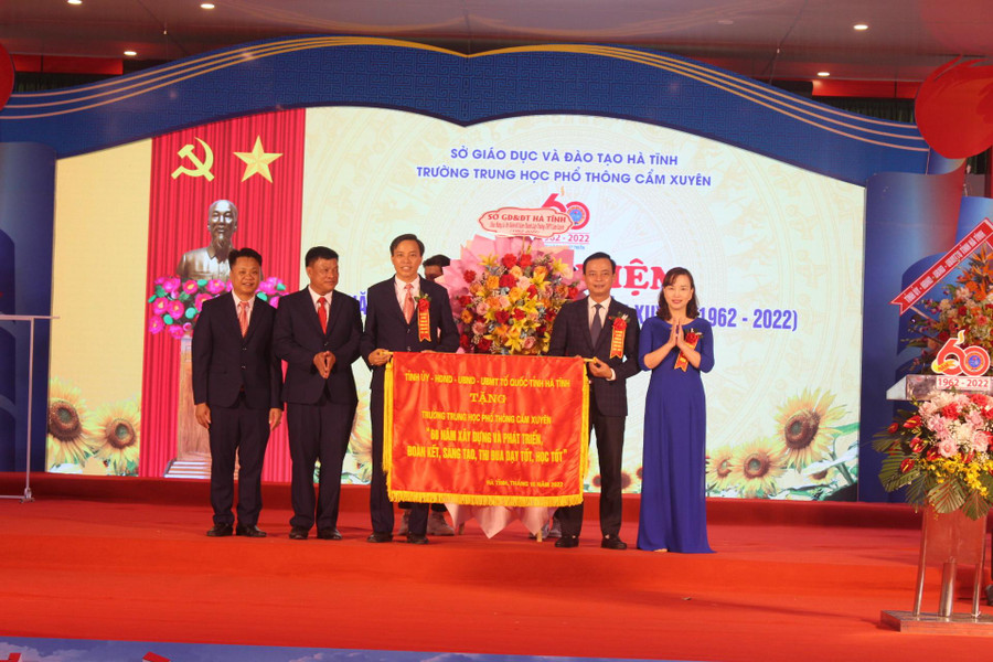 Thay mặt Tỉnh uỷ-HĐND-UBND-UBMTTQ tỉnh, Trưởng ban Tuyên giáo Tỉnh uỷ Hà Văn Hùng đã tặng Trường THPT Cẩm Xuyên bức trướng với dòng chữ “60 năm xây dựng và phát triển, đoàn kết, sáng tạo, thi đua dạy tốt, học tốt”... Thay mặt Tỉnh uỷ-HĐND-UBND-UBMTTQ tỉnh, Trưởng ban Tuyên giáo Tỉnh uỷ Hà Văn Hùng đã tặng Trường THPT Cẩm Xuyên bức trướng với dòng chữ “60 năm xây dựng và phát triển, đoàn kết, sáng tạo, thi đua dạy tốt, học tốt”...