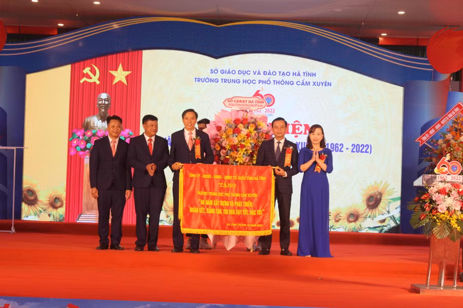 Thay mặt Tỉnh uỷ-HĐND-UBND-UBMTTQ tỉnh, Trưởng ban Tuyên giáo Tỉnh uỷ Hà Văn Hùng đã tặng Trường THPT Cẩm Xuyên bức trướng với dòng chữ “60 năm xây dựng và phát triển, đoàn kết, sáng tạo, thi đua dạy tốt, học tốt”...