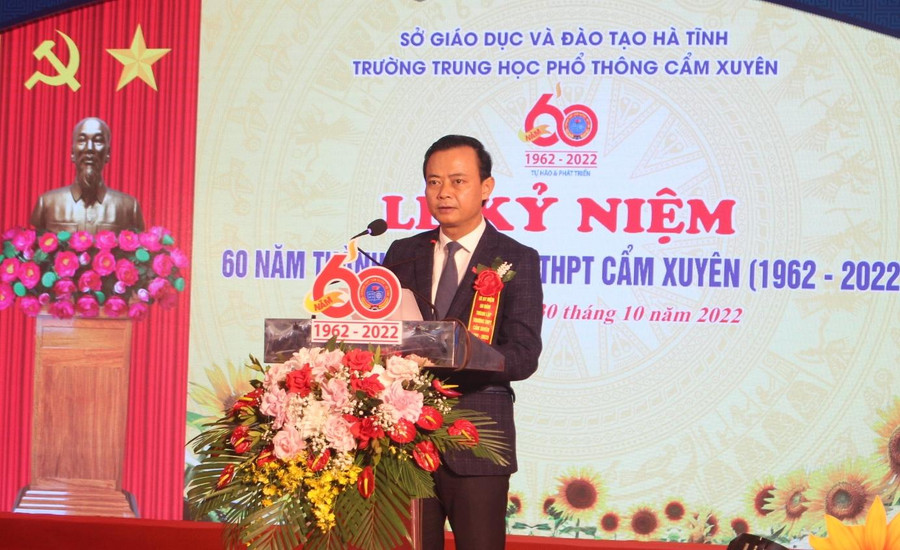 Ông Hà Văn Hùng, Trưởng ban Tuyên giáo Tỉnh ủy Hà Tĩnh ghi nhận những thành tựu và đóng góp của trường THPT Cẩm Xuyên trong sự nghiệp giáo dục Hà Tĩnh. Ông Hà Văn Hùng, Trưởng ban Tuyên giáo Tỉnh ủy Hà Tĩnh ghi nhận những thành tựu và đóng góp của trường THPT Cẩm Xuyên trong sự nghiệp giáo dục Hà Tĩnh.