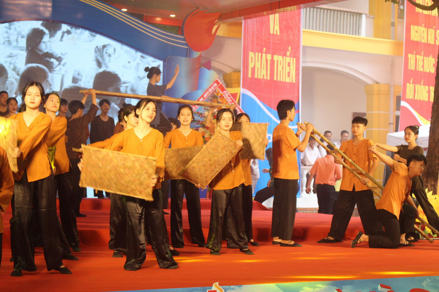 Những năm đầu tiên, trường lớp chỉ là những mái tranh đơn sơ, thiết bị dạy học nghèo nàn, thiếu thốn, sách giáo khoa ít ỏi… Những năm đầu tiên, trường lớp chỉ là những mái tranh đơn sơ, thiết bị dạy học nghèo nàn, thiếu thốn, sách giáo khoa ít ỏi…