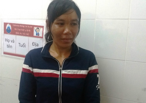 Chị Thạch Thị Đa Ni - Mẹ bé gái "mai rùa" - xúc động khi nghe tin ca mổ của con gái thành công. Ảnh:Hoài Nhơn.