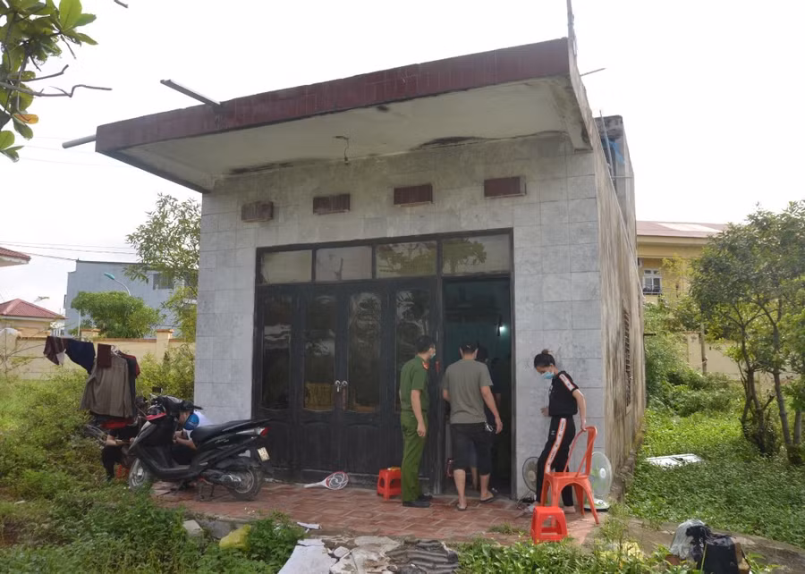 Ngôi nhà bỏ hoang được các đối tượng sử dụng để cất giấu tài sản lấy trộm. Ảnh: Công an Nghệ An.