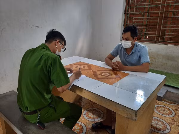 Đối tượng cầm đầu Phạm Văn Dương làm việc với cơ quan công an. Ảnh: Công an Hải Dương.