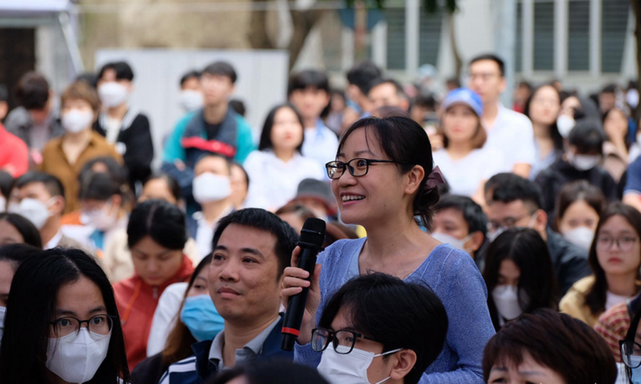 Phụ huynh đặt câu hỏi tại khu vực tư vấn chung trong khuôn khổ Ngày hội tư vấn tuyển sinh - hướng nghiệp. Ảnh: NGUYÊN BẢO Phụ huynh đặt câu hỏi tại khu vực tư vấn chung trong khuôn khổ Ngày hội tư vấn tuyển sinh - hướng nghiệp. Ảnh: NGUYÊN BẢO