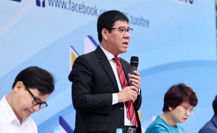 PGS.TS Huỳnh Văn Chương - Cục trưởng Cục Quản lý chất lượng (Bộ GD&ĐT) thông tin về đề thi tốt nghiệp THPT năm 2023 tại Ngày hội tư vấn tuyển sinh, hướng nghiệp - sáng 19/3.