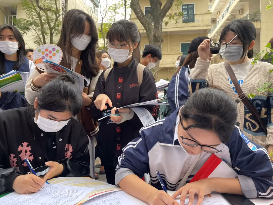 Học sinh tham dự ngày hội tư vấn tuyển sinh, hướng nghiệp năm 2023 - sáng 19/3.