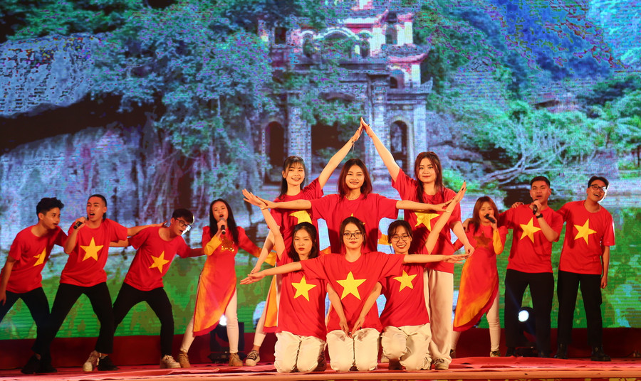 Tinh thần yêu nước, lòng tự hào, tự tôn dân tộc luôn mãi trong tim của tuổi trẻ Trường ĐH Mở Hà Nội. Tinh thần yêu nước, lòng tự hào, tự tôn dân tộc luôn mãi trong tim của tuổi trẻ Trường ĐH Mở Hà Nội.