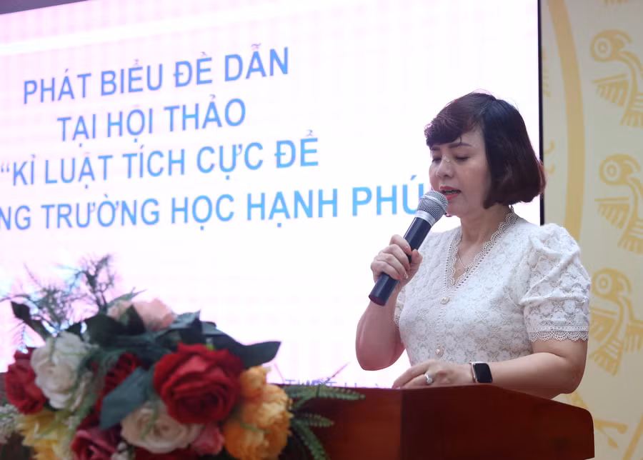 Cô Hiệu trưởng Lưu Thị Lập phát biểu đề dẫn hội thảo.