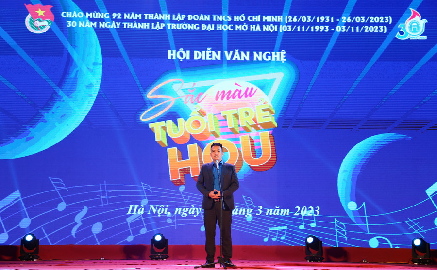 ThS Lê Mạnh Hùng - Bí thư Đoàn thanh niên Trường ĐH Mở Hà Nội phát biểu khai mạc hội thi. ThS Lê Mạnh Hùng - Bí thư Đoàn thanh niên Trường ĐH Mở Hà Nội phát biểu khai mạc hội thi.