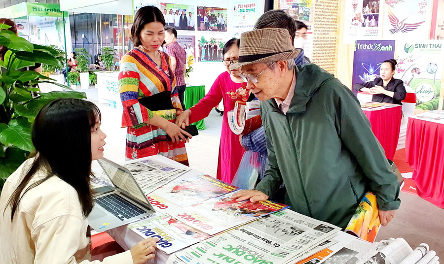 Rất đông bạn đọc tìm đến gian trưng bày của Báo Giáo dục&Thời đại. Rất đông bạn đọc tìm đến gian trưng bày của Báo Giáo dục&Thời đại.