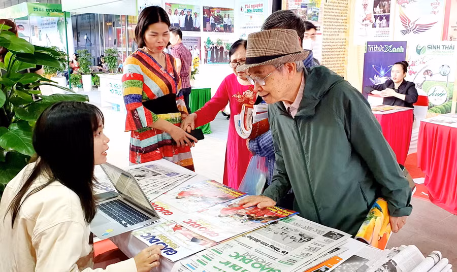 Rất đông bạn đọc tìm đến gian trưng bày của Báo Giáo dục&amp;Thời đại.