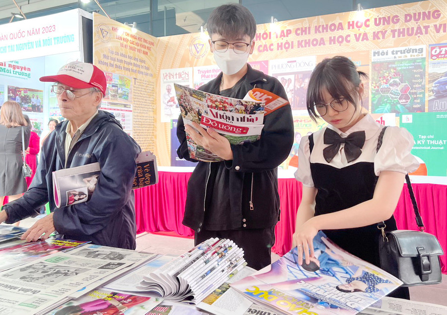 Nhiều bạn đọc ghi nhận và đánh giá cao hình thức trình bày của Báo Giáo dục&Thời đại, trong đó ấn tượng với bìa Báo. Nhiều bạn đọc ghi nhận và đánh giá cao hình thức trình bày của Báo Giáo dục&Thời đại, trong đó ấn tượng với bìa Báo.