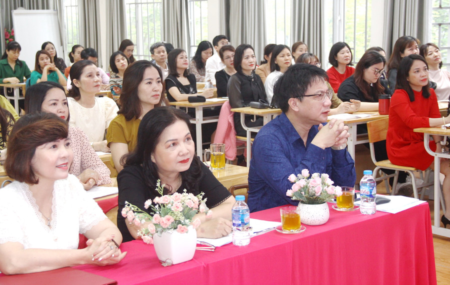 Cán bộ, giáo viên Trường THPT Hoàng Cầu tham dự hội thảo.