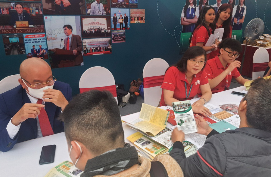 Phụ huynh, học sinh được tư vấn chuyên sâu các ngành học tại Học viện Tài chính. Phụ huynh, học sinh được tư vấn chuyên sâu các ngành học tại Học viện Tài chính.