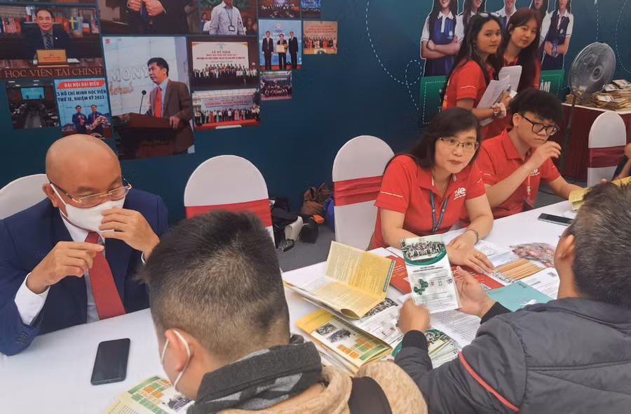 Phụ huynh, học sinh được tư vấn chuyên sâu các ngành học tại Học viện Tài chính.