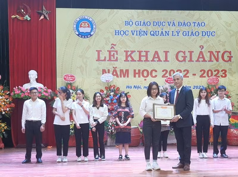 PGS.TS Trần Hữu Hoan trao Giấy khen của Giám đốc Học viện Quản lý Giáo dục cho các tập thể, cá nhân có thành tích xuất sắc trong năm học 2021 – 2022.