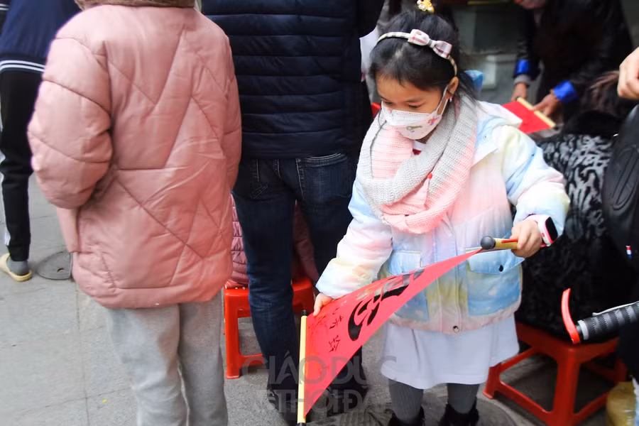 Người dân thủ đô xếp hàng xin chữ bên ngoài Văn Miếu ảnh 11