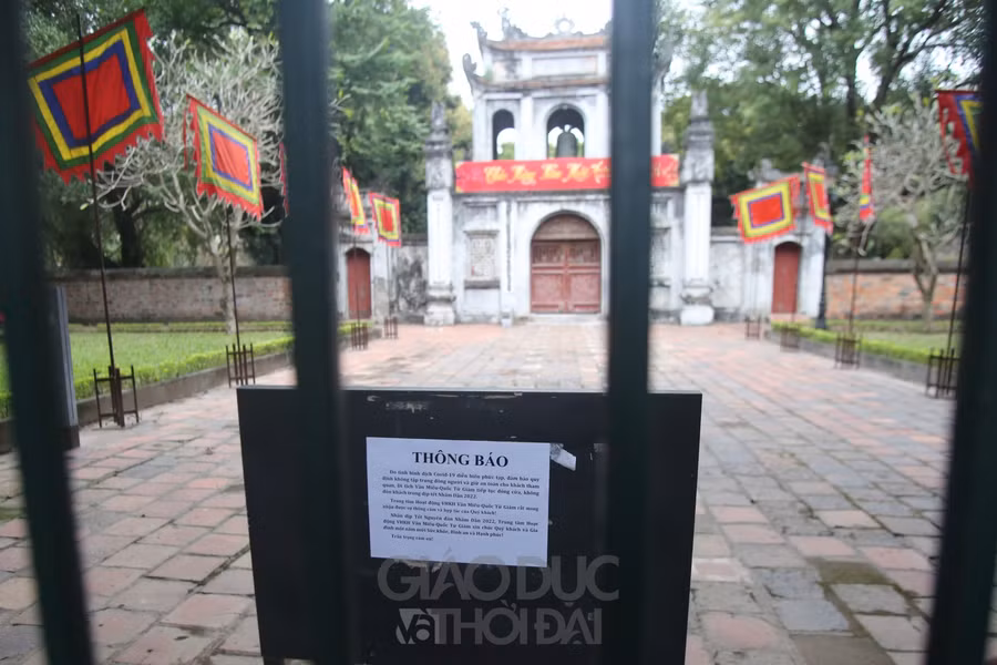 Theo quy định của Thành phố Hà Nội, di tích Văn Miếu - Quốc Tử Giám tạm đóng cửa chưa đón khách tham quan để phòng chống dịch Covid-19.
