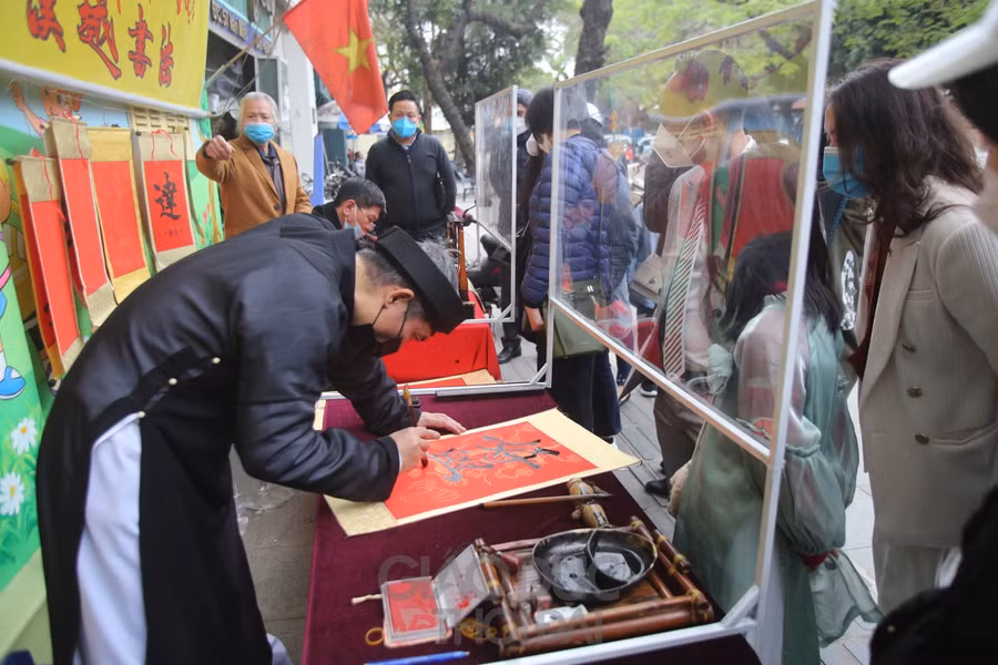 Người dân thủ đô xếp hàng xin chữ bên ngoài Văn Miếu ảnh 5